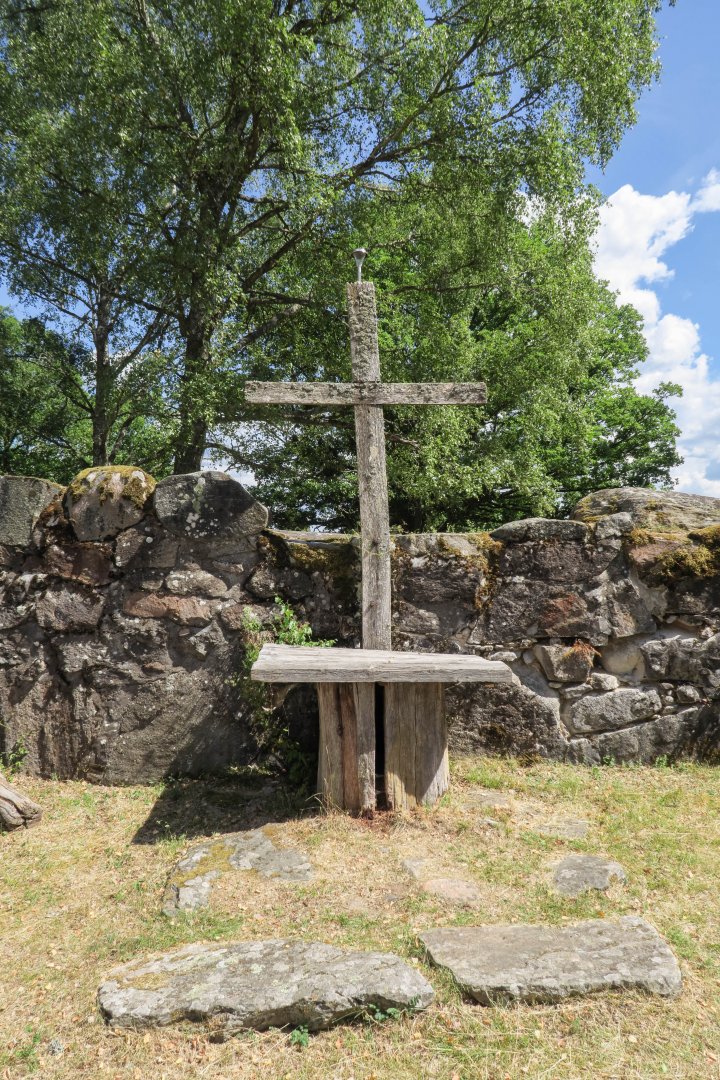 Hallsjö kyrkoruin Småland - juli 2018 korset