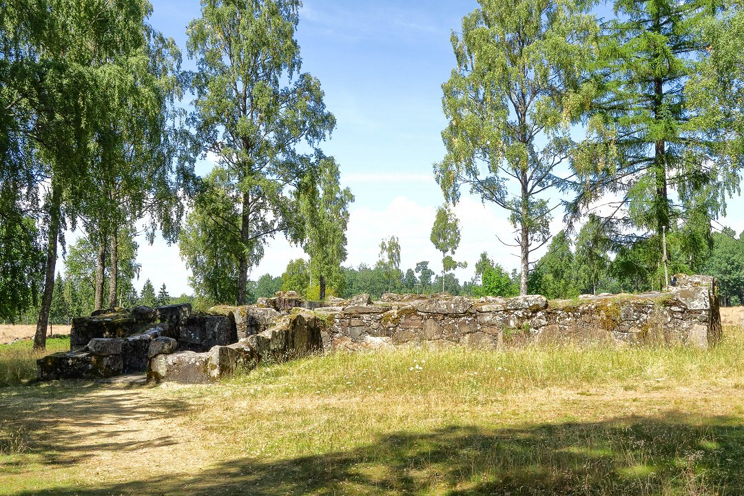 Hallsjö kyrkoruin Småland - juli 2018 ruinen smaland