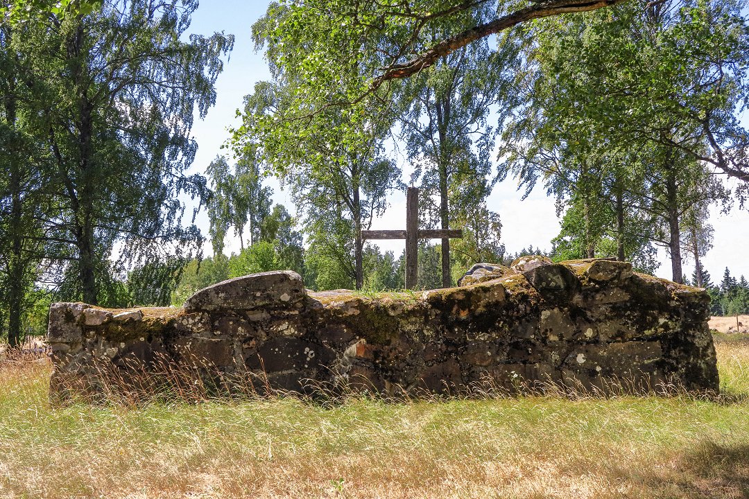 Hallsjö kyrkoruin Småland - juli 2018 sten och kors