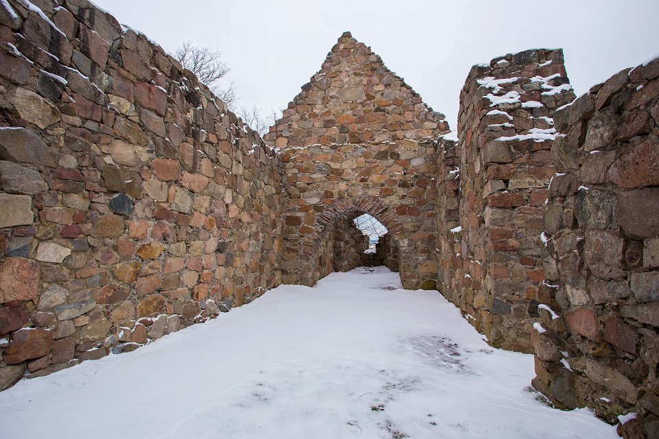 Kärnbo kyrkoruin Mariefred - februari 2018 gott om plats i ruinen