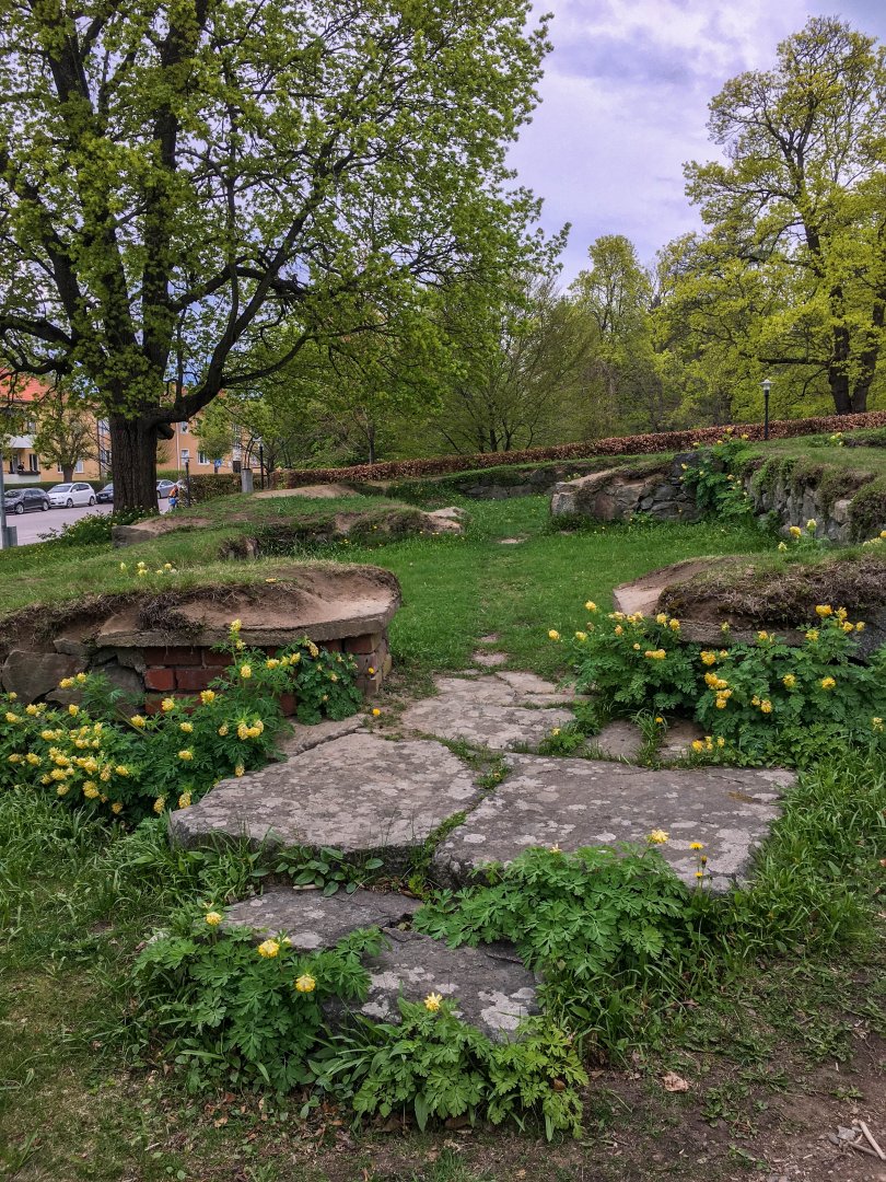 Kyrkoruin Enköping - maj 2021 stenplattor