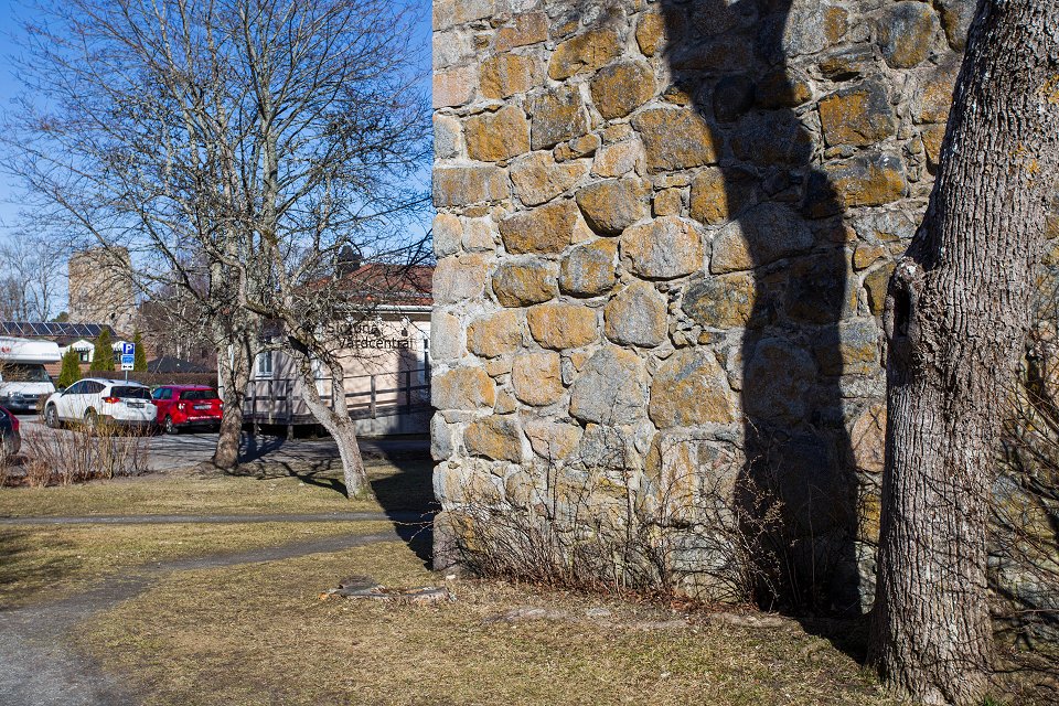 Sankt Lars kyrkoruin Sigtuna - mars 2017 sankt olofs ruin skymtar